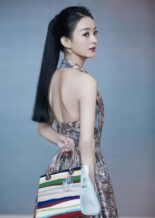 赵丽颖骨感身材却有仙女感,脸上棱角明显,感觉更英气了