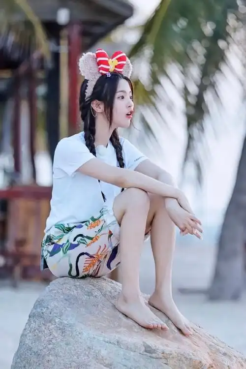 杨超越 海边光jio丫