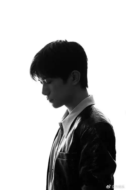 易烊千玺中分发型侧颜完美 穿棕红色夹克帅气有型|易烊千玺|棕红色