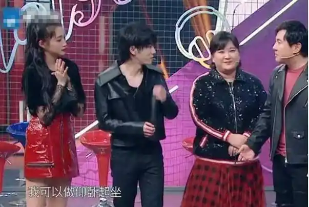 华晨宇节目中躺下时忘记一旁关晓彤穿的是短裙避嫌动作圈粉了