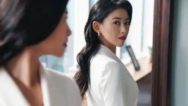 荧幕下的"栗娜"依然风韵犹存,朱珠:我觉得栗娜比我美_健身_眼球_足迹