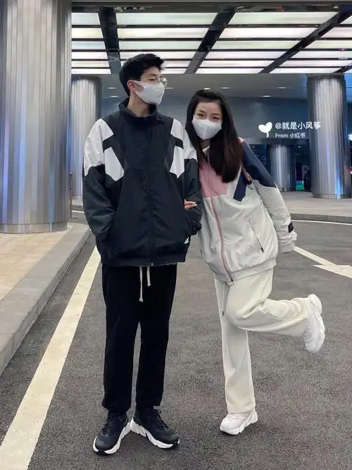 每天早上吃完早餐后就要和男朋友一起出门遛狗狗08既是约会,又是晨