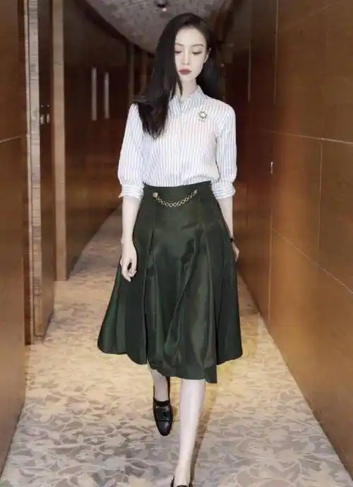 有一种"白到发光"叫倪妮的腿!