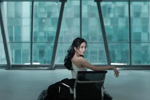 电脑壁纸 明星 大陆明星 杨幂裸色闪钻长裙礼服写真