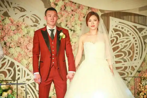 汪志远比王冠大多少(曝光汪志远王冠结婚照片!)_明日头条