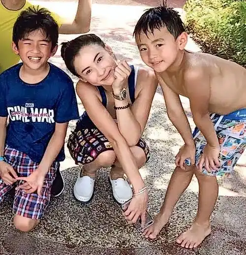 张柏芝腹部隆起疑怀孕,港媒传出与公公的绯闻,四胎生父竟是谁?