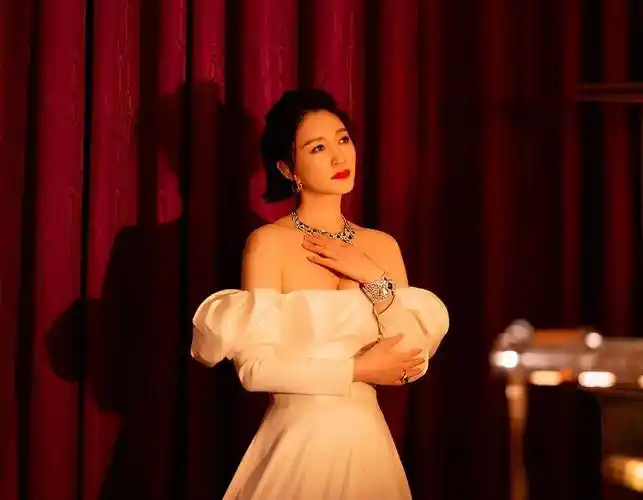 44岁刘敏涛出席活动,自信大方吊打小花_年龄段_女明星_身材