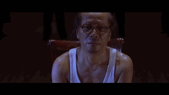 第一次是他眼看要被城寨中的居民胖揍,只好学着斧头帮用烟火叫人的