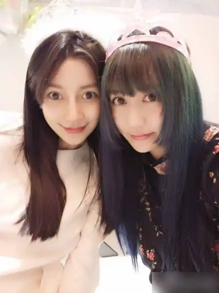 angelababy陪闺蜜庆生 素颜出镜气色好