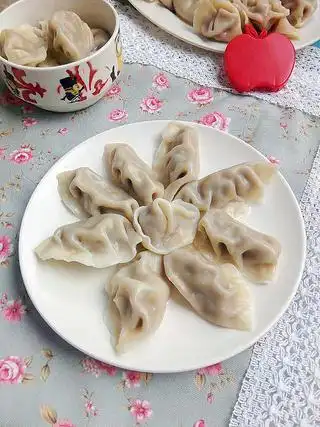 水烧开后下饺子,煮一后加一碗冷水继续煮开即可