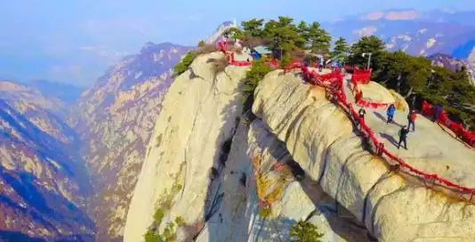 华山多险?航拍游客悬崖漫步隔屏都腿软