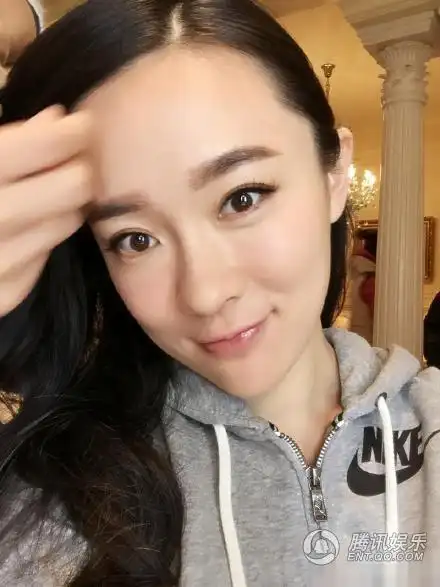 霍思燕甜美自拍 称就臭美10分钟