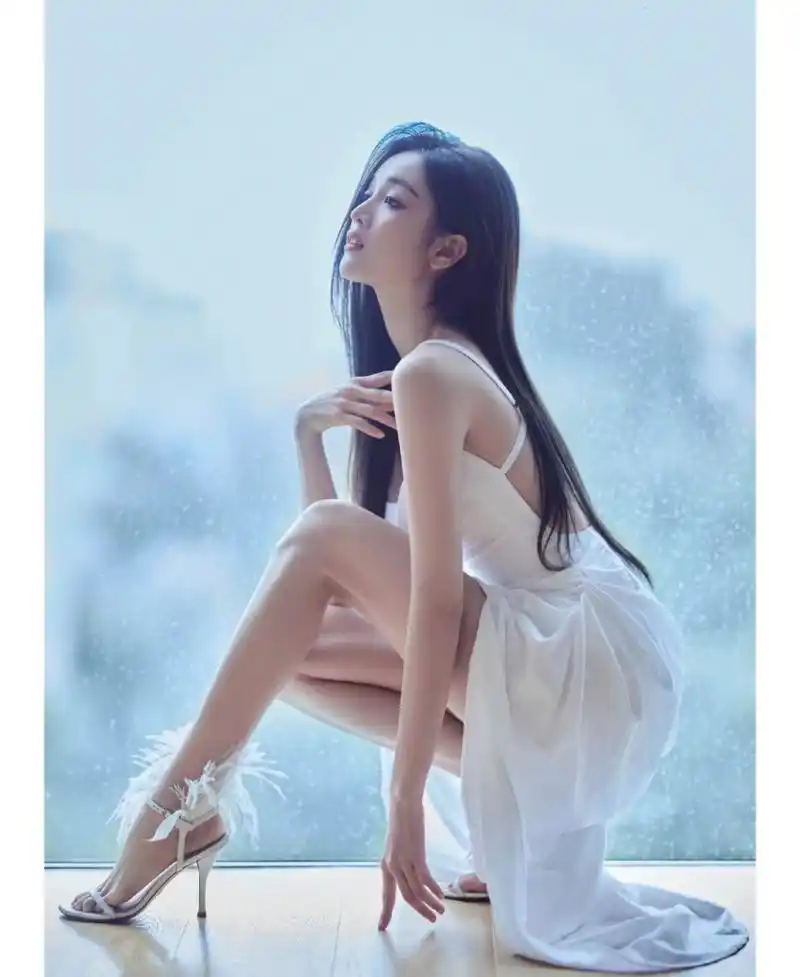 爱穿细高跟的吴宣仪火爆了的赵露思!