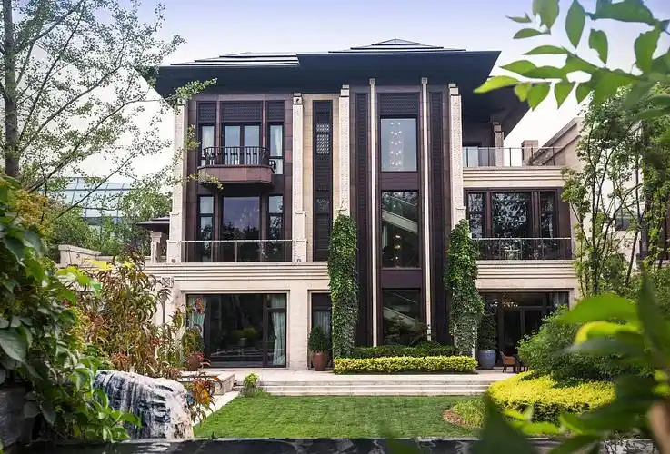 占地一万平米的九章会所亦在兼顾都市中的度假机能与整个别墅社区的