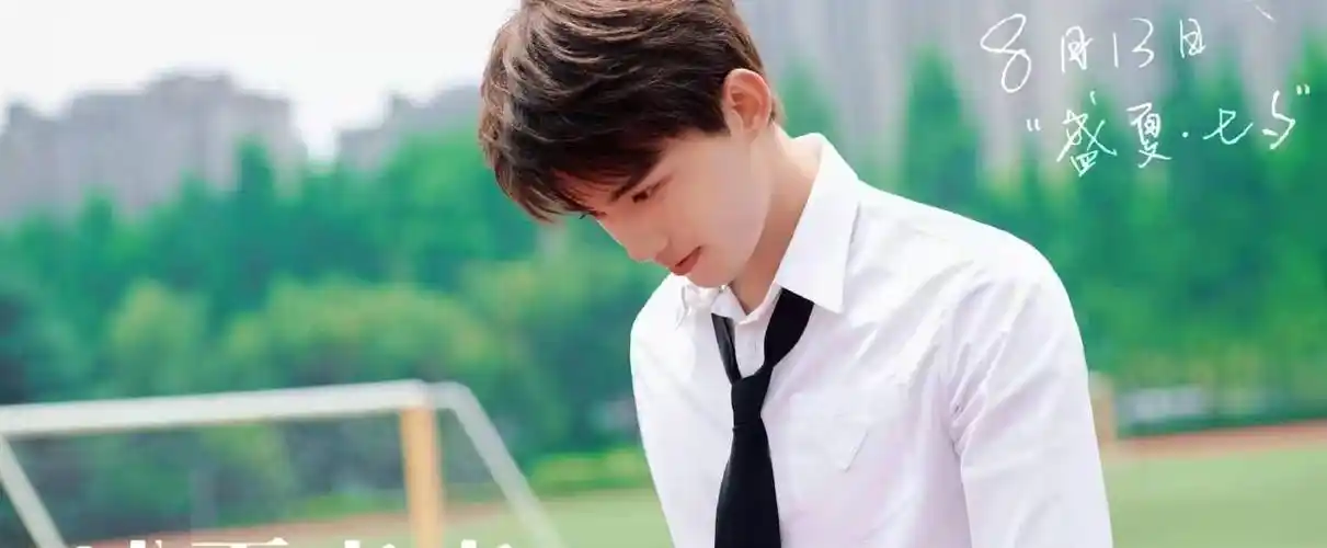 吴磊张子枫毕业照花絮公开两人站在一起就cp感爆棚初恋的感觉来了