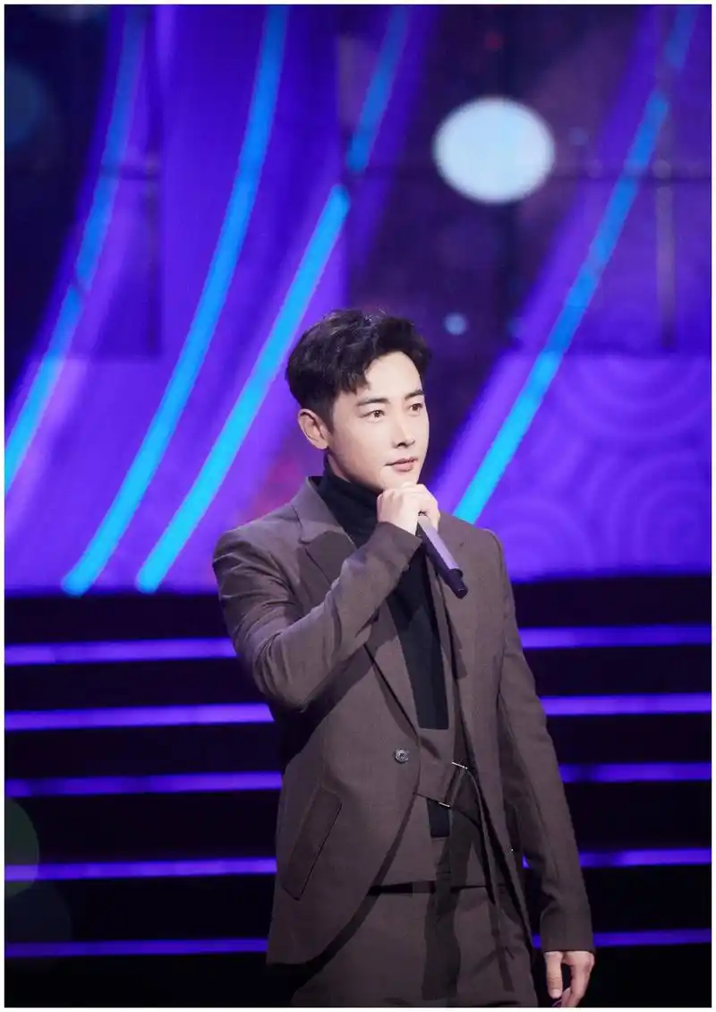 罗晋:传奇靓丽人生 罗晋是中国内地影视男演员,1981年出生于江西,毕业