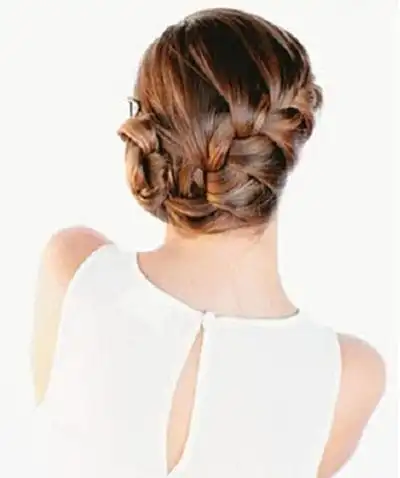 造型看起来很复杂,但其实盘发教程比较简单.