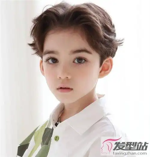 一般小孩子还小,不太建议烫卷染,但是不得不说,小孩子的卷发,真的好软