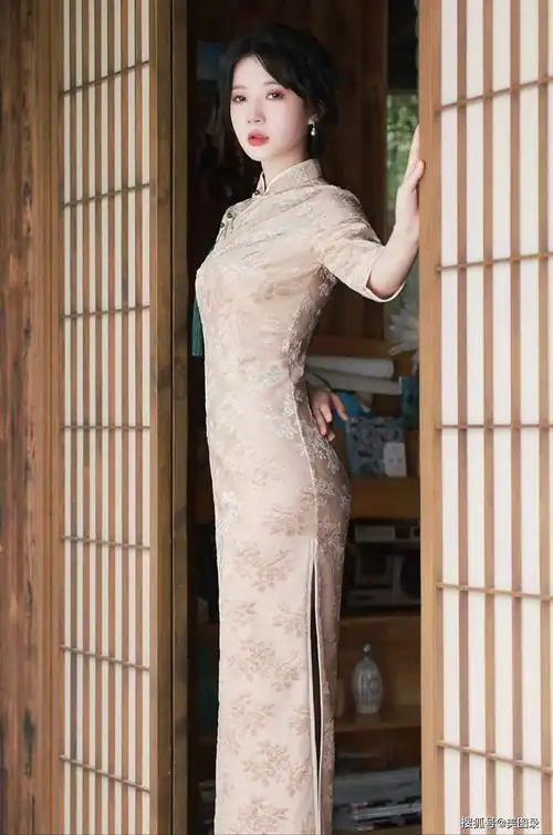 好身材美女高开叉旗袍