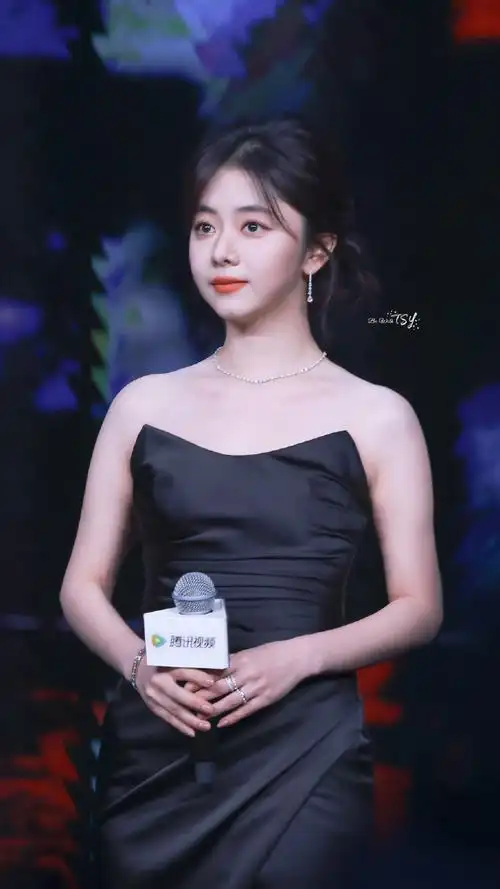 #谭松韵黑色缎面垂感礼服#