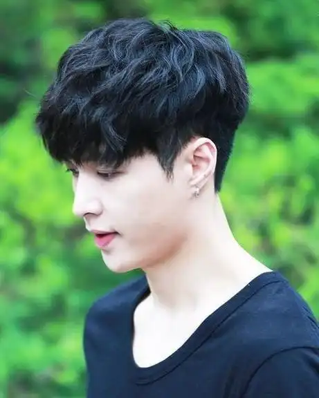 近年来在韩国也很热门▲中卷范例▲中卷范例▲脸型比较小而尖的型男