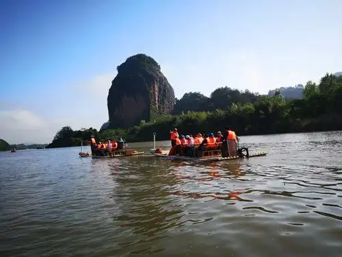 乘竹筏游龙虎山泸溪河,览象鼻山,无蚊村走笔