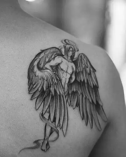 男生背部天使纹身图案