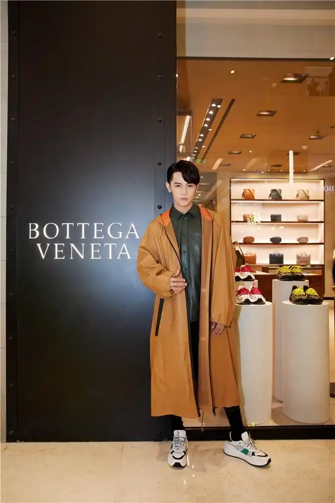 "简约绅士"汪东城亮相活动现场 尽显优雅品格