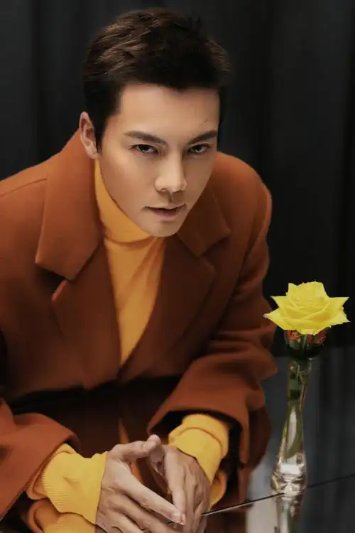 身着zegna 2022秋冬系列的@william威廉陈伟霆出席今晚央视的跨年晚会