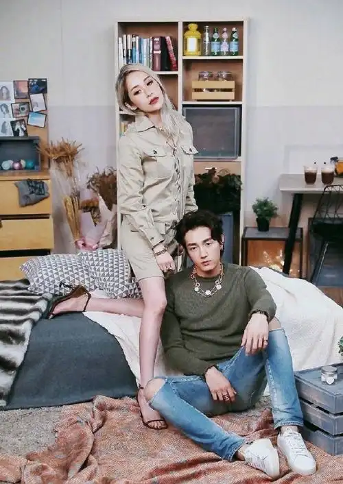 萧亚轩晒与男友合影