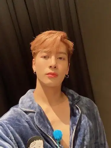 而王嘉尔走出大厅时,似乎有些尴尬赶紧比出手势想要化解,最后也贴心跟