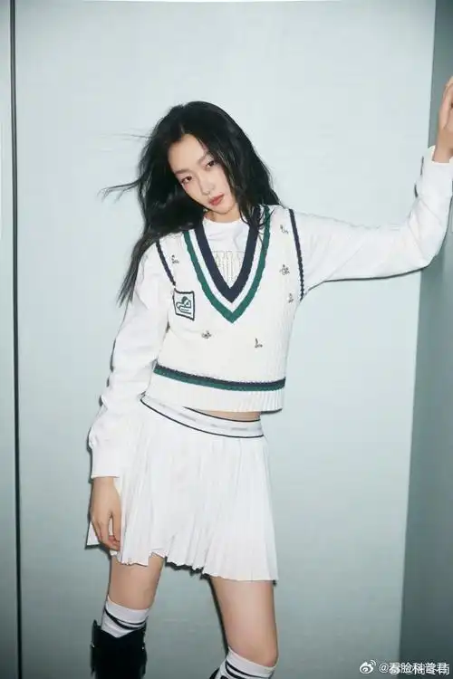 周冬雨哈利波特学院风#周冬雨最新美照,哈利波特式有效穿搭,好赞