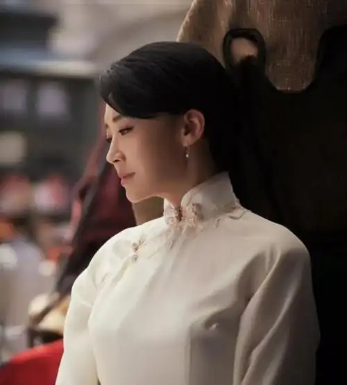 《老中医》里,葆秀的旗袍装扮依然是美的,不过这次的美,却并非是那种