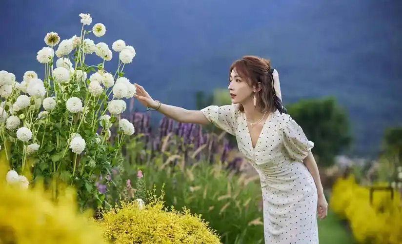 吴谨言春季外拍写真上线,身穿波点连衣裙,清新文艺又温柔!