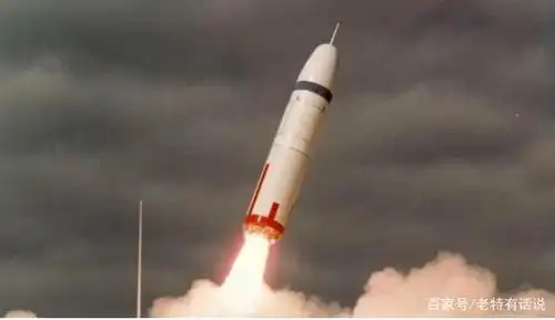 美国海军在加州试射了美国最厉害的潜射洲际弹道导弹"三叉戟ii-d5"