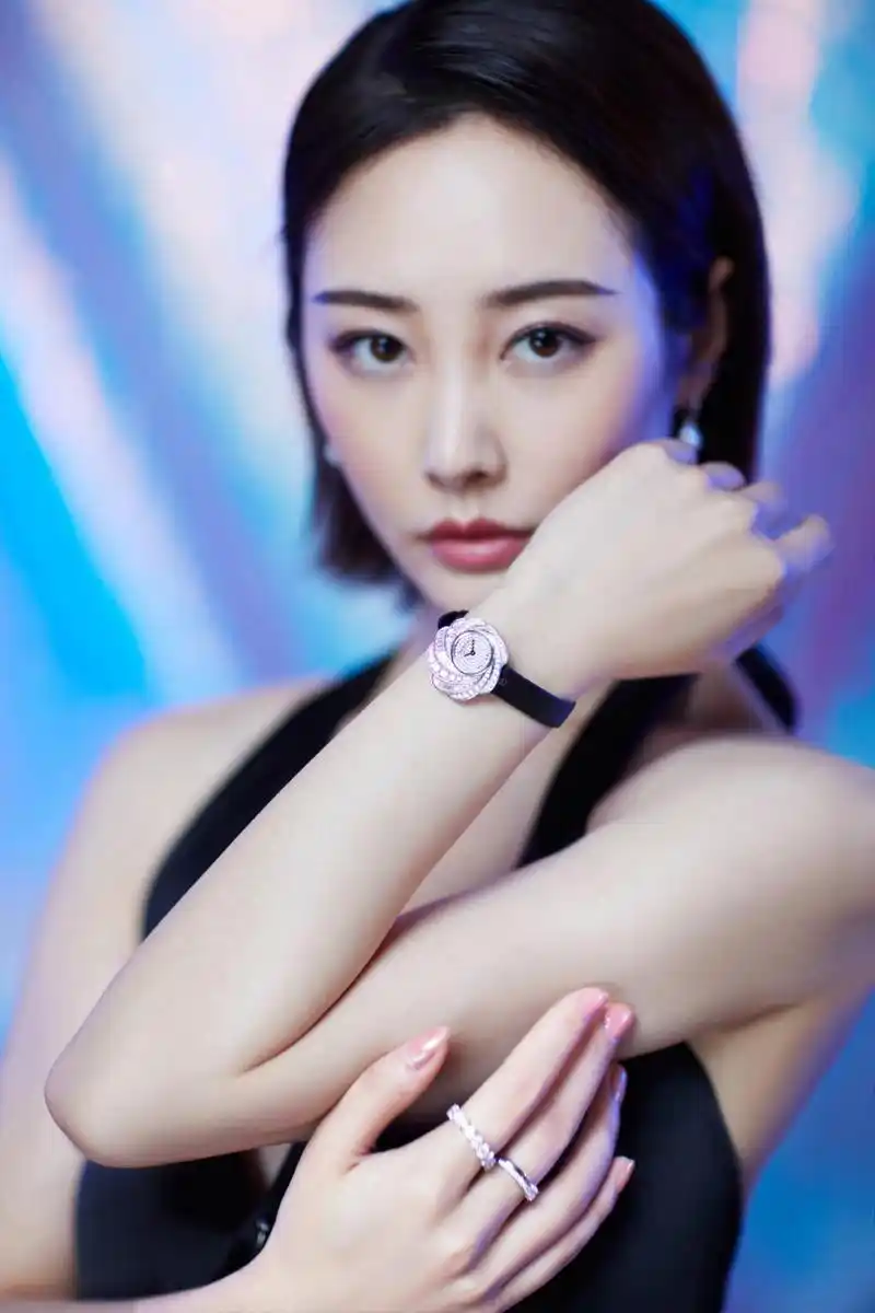 李纯水钻缀饰镂空礼裙,配镭射缤纷背景,像极了优雅黑天鹅_手机搜狐网