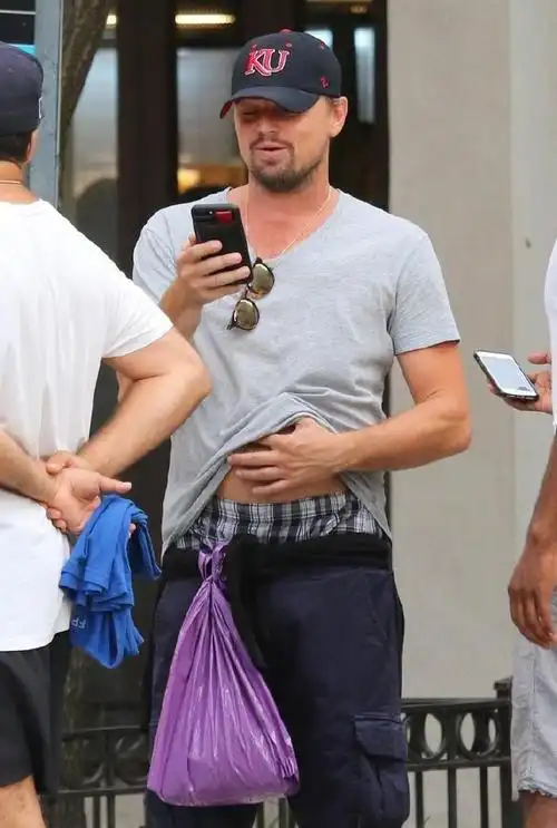 小李子演绎最新时尚腰头挂袋子上街他确实曾经帅过现在却像退休的大爷