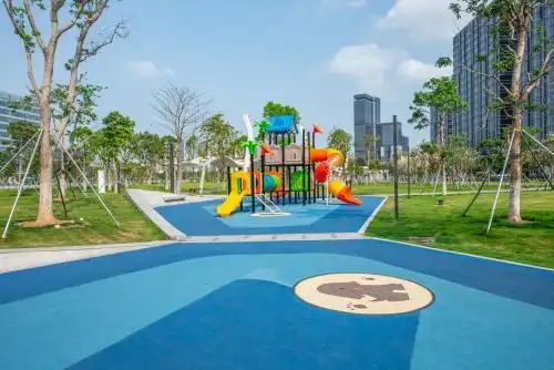 中国广东广州南沙区绿轴公园的儿童游乐场