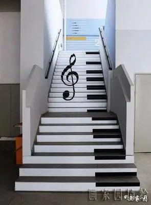 楼梯彩绘打造特色的校园文化墙