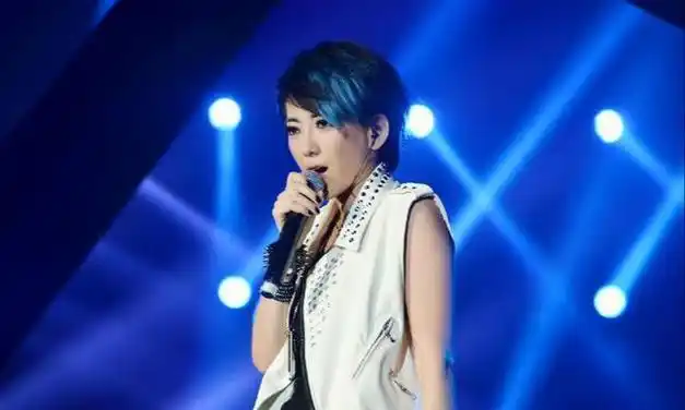 她却选择了谭维维的,不过两人都是06年参加的《超级女声》,或许这也是