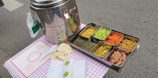 摆摊卖糯米饭团视频