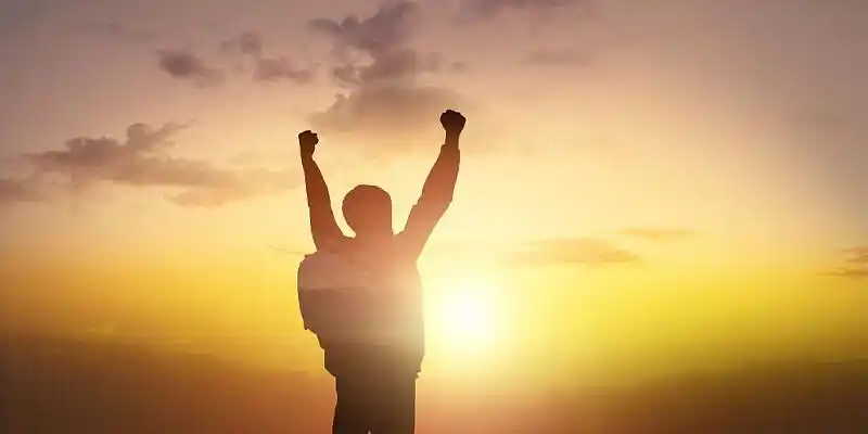 金色阳光人物剪影举起拳头剪纸文艺唯美小清新励志拳头展板背景励志