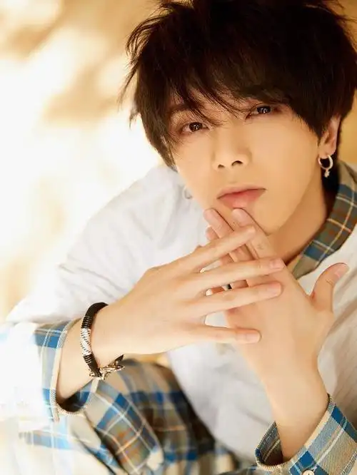 原创华晨宇的耳环大集锦风格独特给造型加分还让表演锦上添花