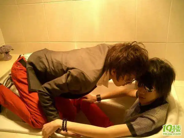 唯美的男男kiss图,鼻血---------应该不会河蟹吧