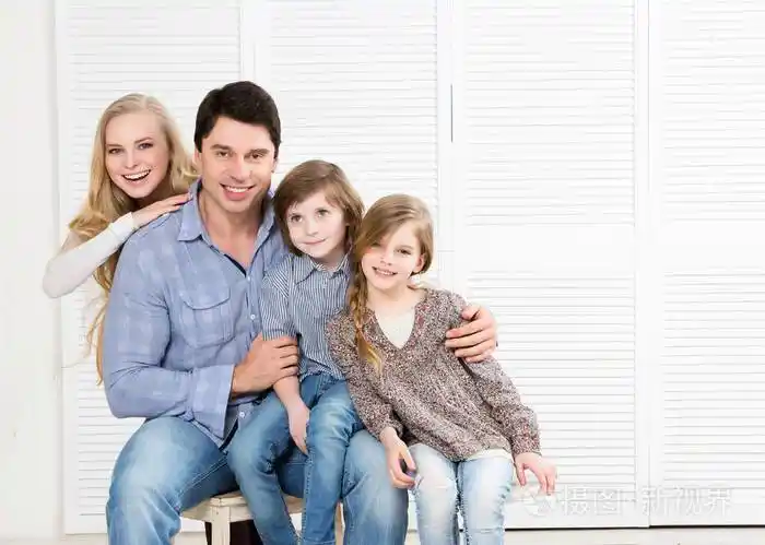 家里有两个孩子的年轻家庭