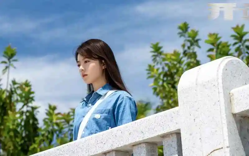 赵今麦开端蓝色衬衫电脑壁纸图片