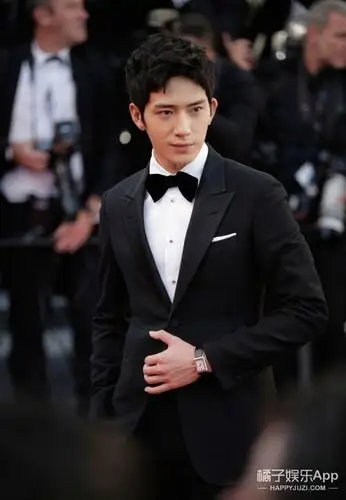 井柏然亮相戛纳红毯,翩翩少年逆生长重回"18岁"!