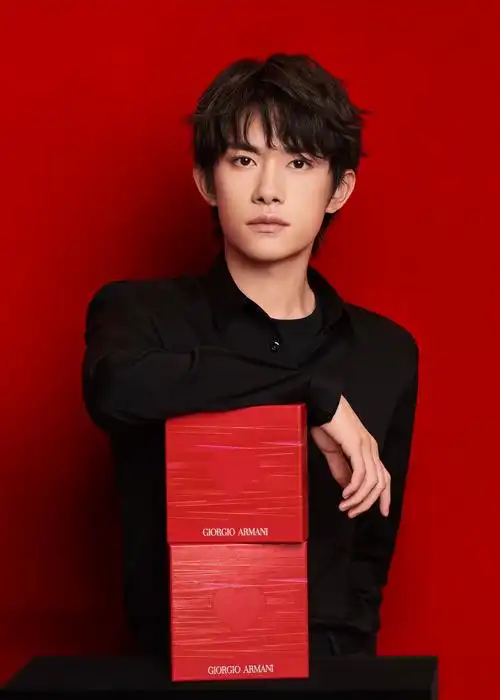 阿玛尼彩妆代言人易烊千玺,在情人节为你臻选限定礼遇.
