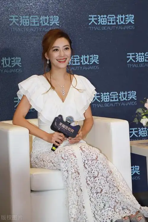 应采儿气质亮相风采不减很有韵味了