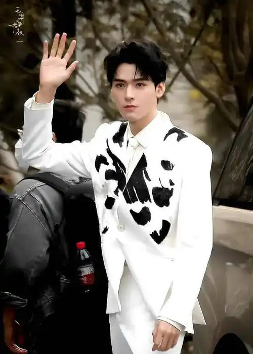 龚俊vogue时尚婚纱邓在片场抽烟肖战忽冷忽热的大片,这是工作室粉丝破